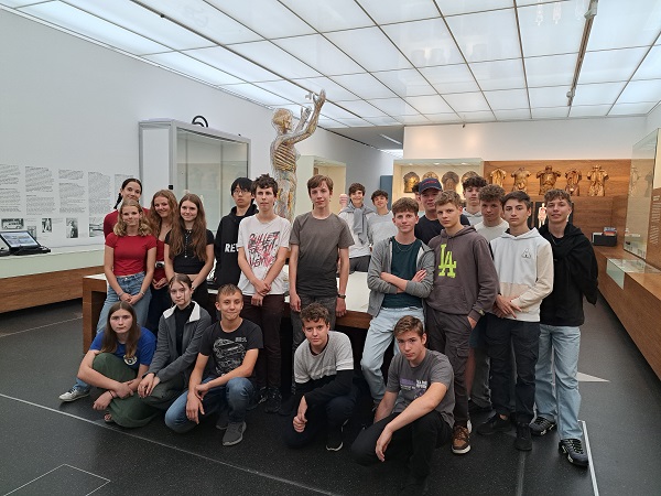 Die Klasse 9a des Humboldt-Gymnasiums in Eichwalde hat "das Geld für unsere Fahrt nach Dresden genutzt und dort das Hygienemuseum besucht. Es hat allen viel Spaß gemacht, besonders natürlich der Bereich mit den 
Versuchen zu Sinnesorganen. Vielen Dank für den Gewinn über 300€."