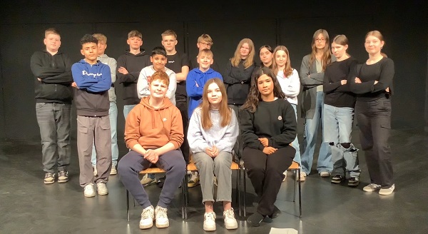 Die Klasse 7 Theater der Stadtteilschule Niendorf in Hamburg. 
Die Klasse hat einen Film gedreht, der verschiedenen Ideen aufzeigt, wie Eltern ihre Kinder vom Rauchen abhalten können.
